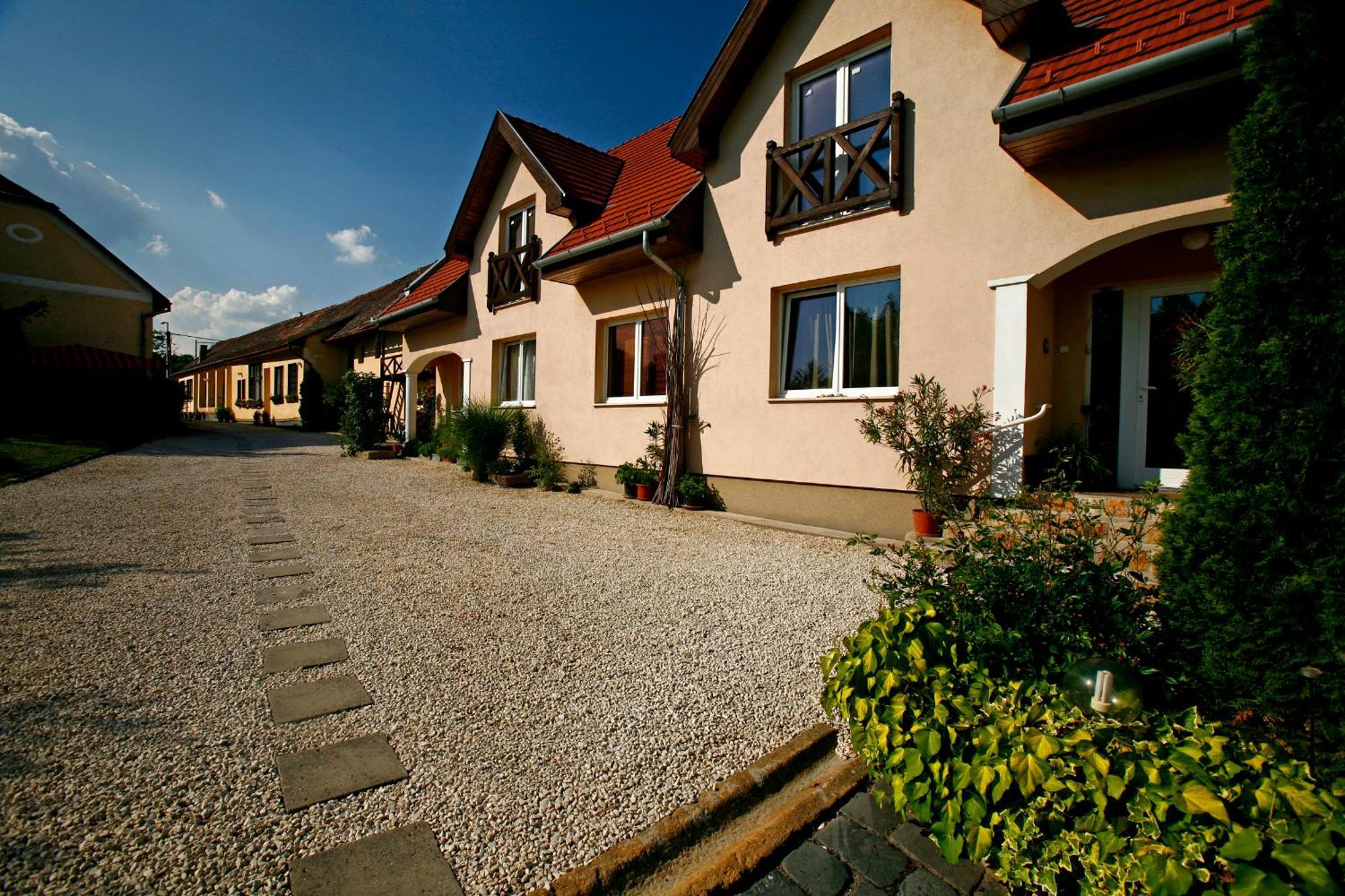 Keszi Panzio Hotel Budakeszi Exterior photo