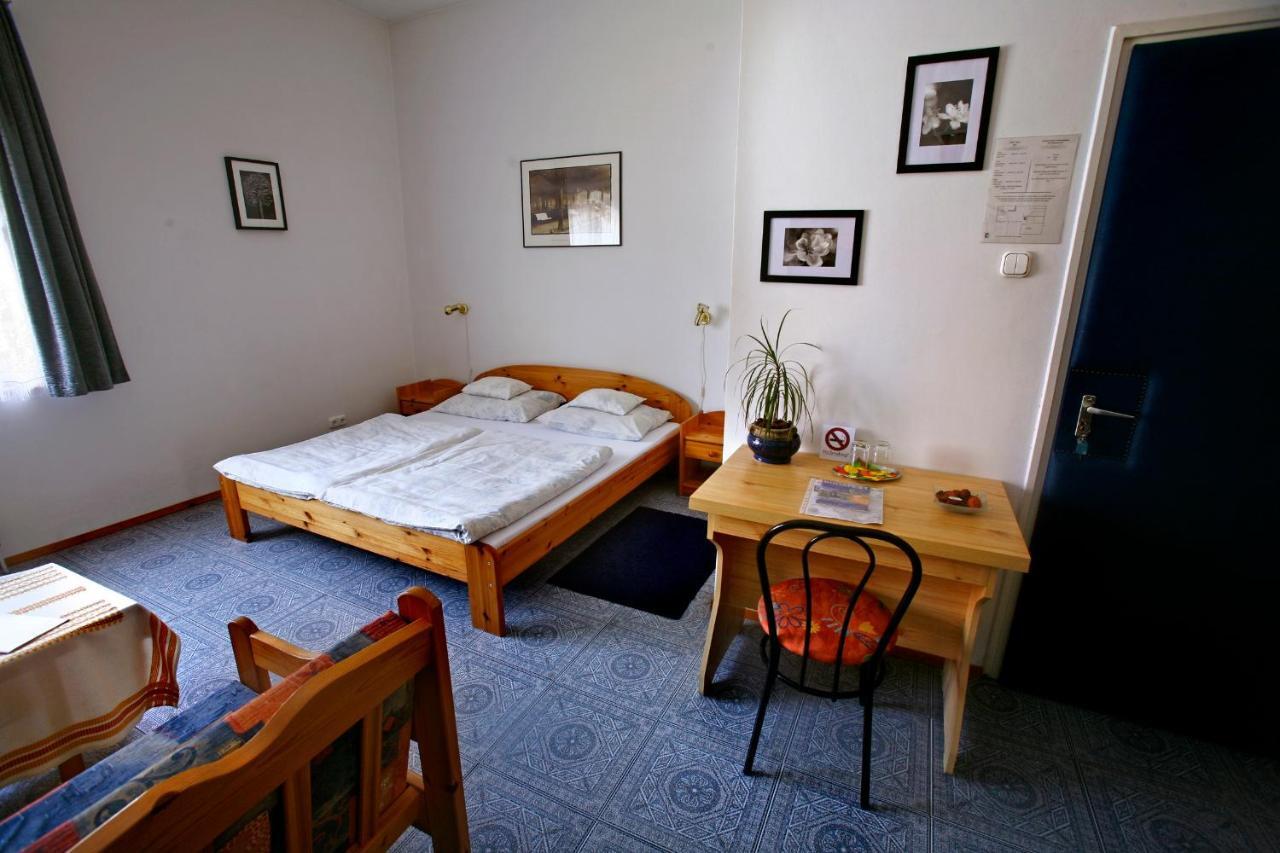 Keszi Panzio Hotel Budakeszi Room photo